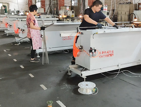 2020年7月8號(hào)，鹽城市安裝自動(dòng)送料機(jī)