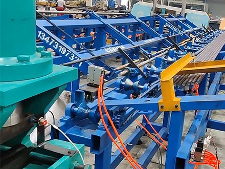 2022年8月27日鴻路鋼構(gòu)渦陽(yáng)基地水平支撐流水線(xiàn)安裝現(xiàn)場(chǎng)